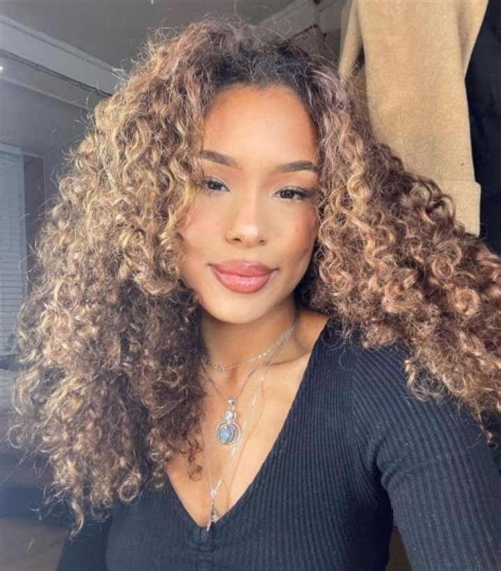 Fans Of Singer Kimberly Schlapman Are Curious If The Singer Actually Has Natural Curly Hair