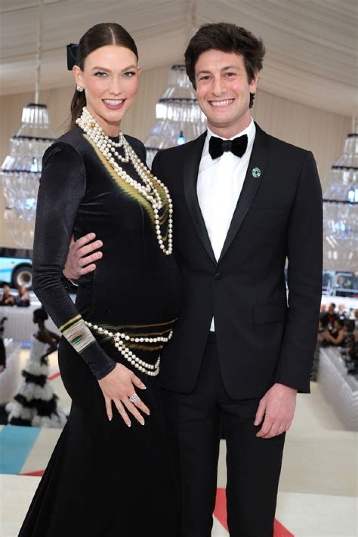 
Is Karlie Kloss Gay? Age, Height, Net Worth 
