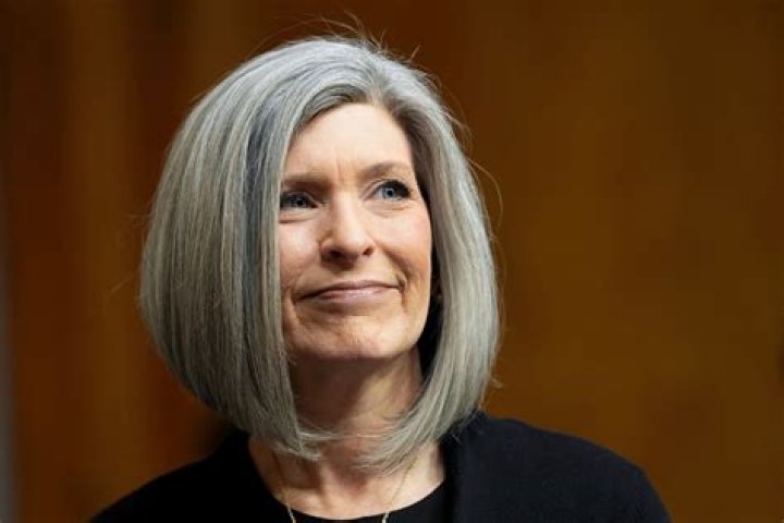 Joni Ernst Height, Weight, Net Worth, Age, Birthday, Wikipedia, Who, Nationality, Biography