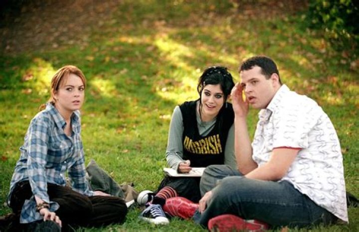 
Lizzy Caplan Talks Making a Potential ‘Mean Girls’ Sequel and Cheers the ‘Return of Lindsay Lohan’ 